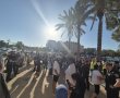 דרמה מחוץ לעיריית באר שבע: הפגנה סוערת לקראת הדיון בהדחתו של סגן ראש העיר שמעון טובול
