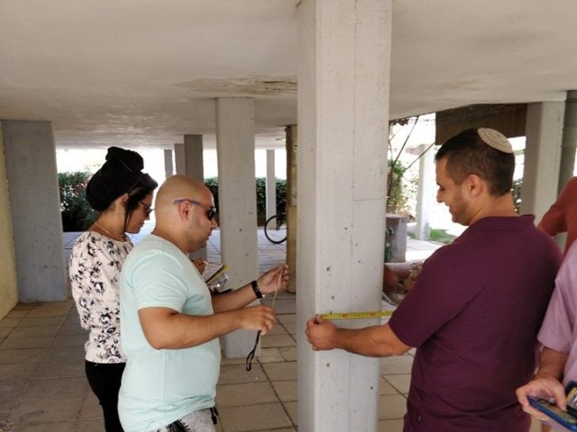 בודקים מבנים בהאקתון רעידות אדמה | צילום: מכללת סמי שמעון