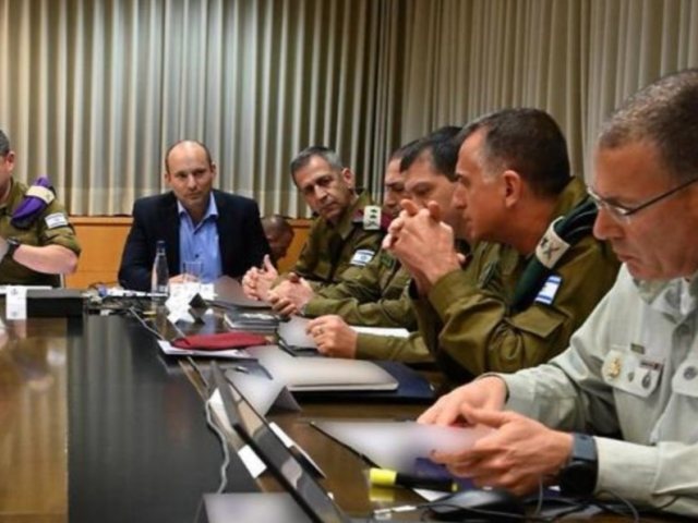 השר בנט בהערכת מצב צילום: אריאל חרמוני משרד הביטחון 