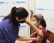 עובדת סורוקה מקבלת חיסון רביעי במסגרת המחקר של כללית המתבצע בסורוקה. קרדיט: דוברות סורוקה
