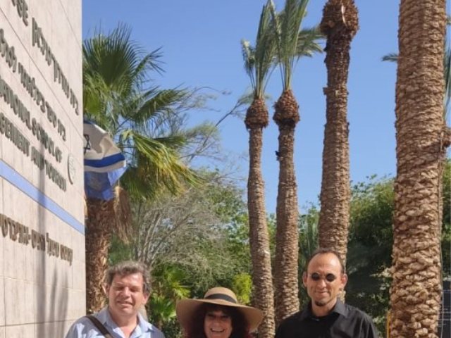 באדיבות עיריית באר שבע, מימין פרופסור פוריה, ד"ר רות פרנקל, פרופסור היימס
