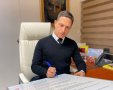 ראש העיר רוביק דנילוביץ' חותם על האמנה. קרדיט - עיריית באר שבע