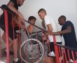 מחמם את הלב: כך עזרו מספר צעירים לתושבת העיר אשר מתניידת בכיסא גלגלים