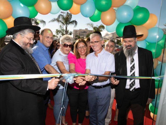 גזירת הסרט בכניסה למרפאה החדשה | צילום: דיאגו מיטלברג