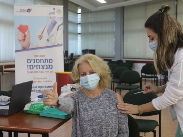 חיסונים בבית גיל הזהב | צילום: נמרוד גליקמן