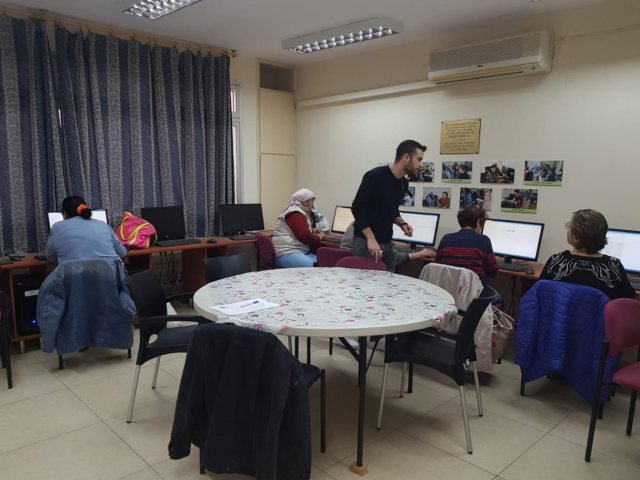חוג מחשבים לגיל השלישי צילום באדיבות עמידר 