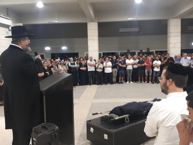 מאות בהלוויתו של אשר חזות | צילום: דוברות זק"א
