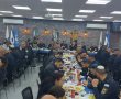צפו: מאות שוטרים בארוחת שישי חגיגית בצל הלחימה