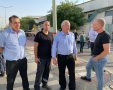 מימין: אמיר הדס, אבי דיכטר, חגי אהרון מנכ״ל המפעל שנפגע ושמעון בוקר סגן ראש העיר - צילום: צבי תקשורת