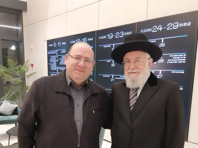 (מימין) הרב לאו עם עורך הדין אהוד ערב. קרדיט - כהן ערב