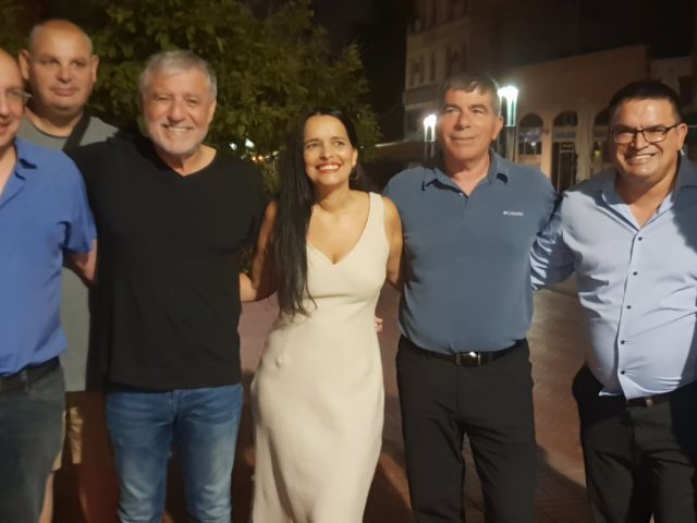 חברי הכנסת של כחול לבן עם יסמין סקס בפתיחת המטה בב"ש | צילום: כחול לבן