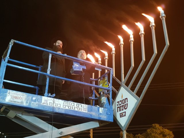 מדליקים נרות ברחבי באר שבע צילום באדיבות חב"ד