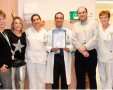 הנהלת המרכז הרפואי סורוקה מעניקה את אות כוכב השירות להנהלת יולדות ג'. צילום: רחל דוד סורוקה