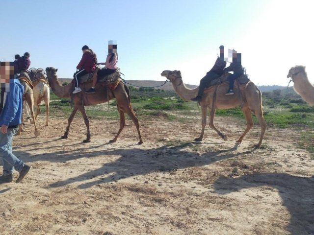 ילדי משפחתון דימונה בטיול גמלים בבארותיים צילום באדיבות עמותת יחדיו