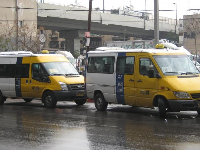 מוניות השירות מגיעות לבאר שבע. צילום מתוך ויקיפדיה.