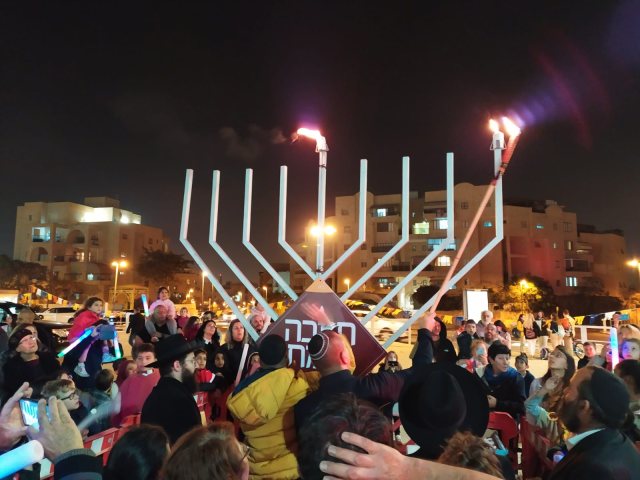 מדליקים נר ראשון בבאר שבע צילום: איליה יגורוב