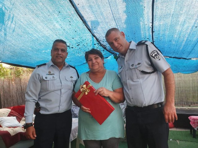 אביגזר עם נצ״מ אפי שימן ורפ״ק יוסי זליבנסקי | צילום: דוברות המשטרה