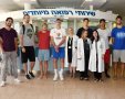 שחקני קבוצת הפועל באר שבע/בני שמעון עם צוות מרפאת ספורט בסורוקה. צילום: רחל דוד