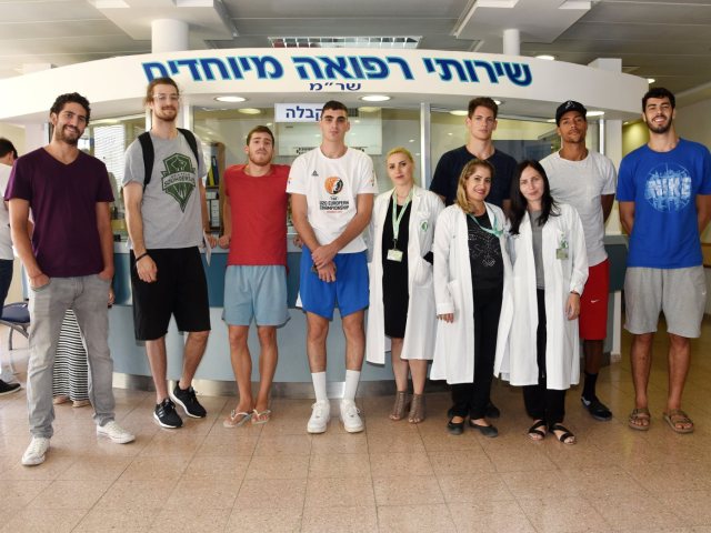 שחקני קבוצת הפועל באר שבע/בני שמעון עם צוות מרפאת ספורט בסורוקה. צילום: רחל דוד