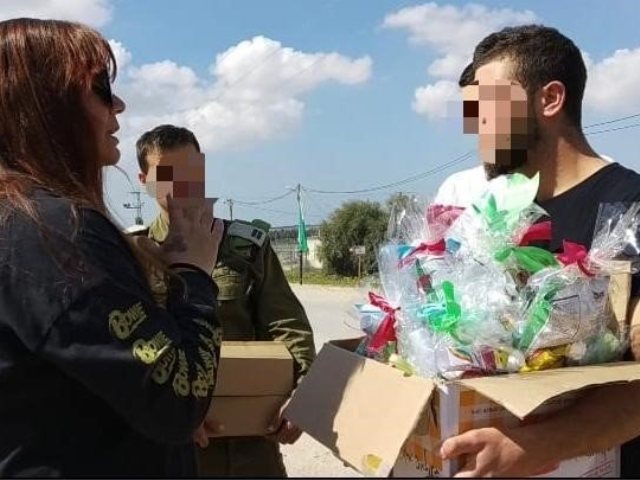 שוקי-לי עברי ונערות בתים חמים בתרומה לחיילים