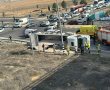 משאית המובילה חול התהפכה בצומת שוקת; בן 14 נפצע