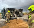 מסוכן: משאית עם דלק התהפכה בכניסה לעיר, הכביש נחסם לתנועה
