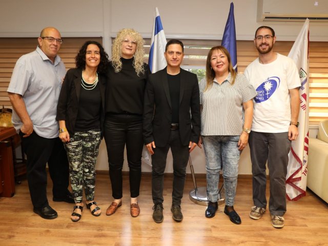בכירי עיריית באר שבע עם נציגי הסניף המקומי של האגודה למלחמה בסרטן | צילום: באדיבות עיריית באר שבע