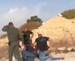 צפו: 3 אחים מהפזורה נעצרו ליד להבים, שוטרים תועדו מכים אחד מהם