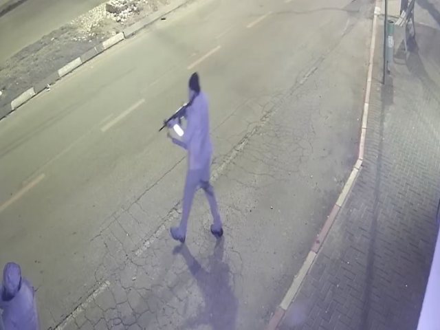 אחד המחבלים כפי שתועד בזירת הפיגוע