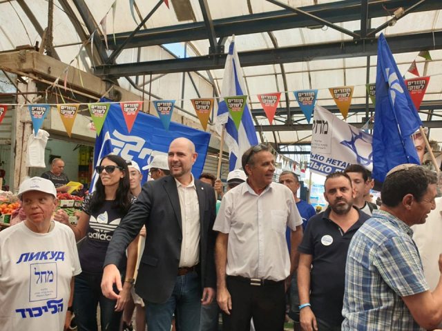 בוקר ואוחנה במהלך הביקור בשוק העירוני |צילום: דודו גרינשפן