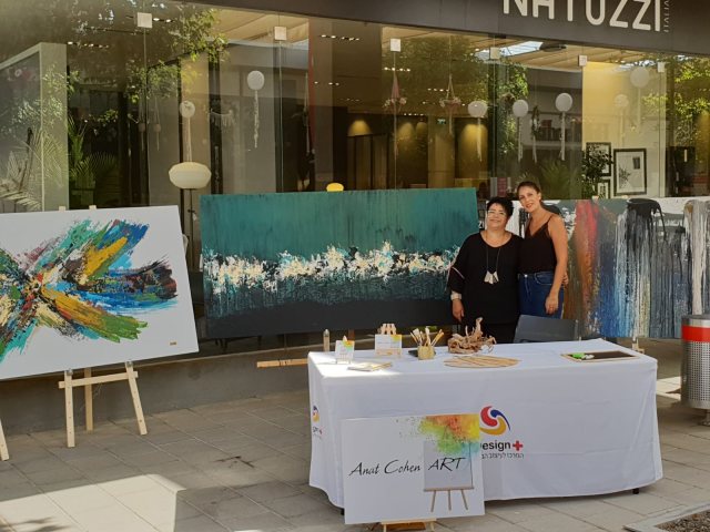 פסטיבל אומנות דרומית: ענת כהן עם אלמוג לחיאני אחראית אירועים ושיווק בדיזין פלוס. צילום: יחצ