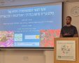 יואב מוזס מציג את העבודה הזוכה במכון ויצמן. קרדיטר - מושית אלון-מוזס