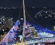 דגל ישראל יוקרן מהערב על חומות העיר העתיקה בירושלים וגשר המיתרים 
