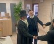לפרסם הנס: רב שכונות אשדוד הגר"ח קלמנוביץ כובד בהדלקת הנר בבניין המועה"ד
