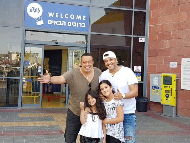 ניר ורביבי בן מנחם עם הילדים בכניסה למוזיאון הלונדע. קרדיט: יח"צ