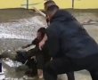 שלב חדש בוונדליזם: מפגין נכנס לבטון הטרי של הרכבת הקלה (וידאו)