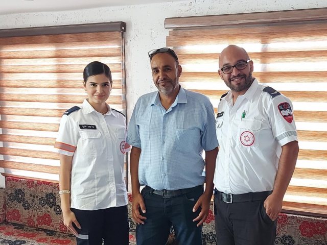 סאלם אבו קרינאת עם חובש מד''א עומרי אבו ג'אמע ופראמדיקית מד''א גל מור יוסף. קרדיט - מד''א
