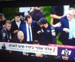 גביע המדינה בכדורגל: נשיא המדינה יצחק הרצוג פונה תחת אבטחה מעמדת חלוקת הפרסים.