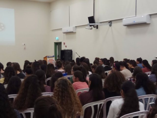 הרב שמעון כהן מברך את בני הנוער של באר שבע בכנס תשעה באב בשנה שעברה | צילום: בית מוריה